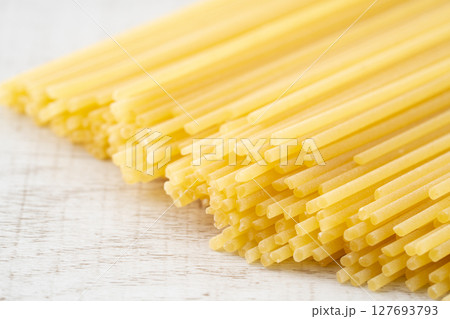 スパゲッティパスタの乾麺のクローズアップ 127693793