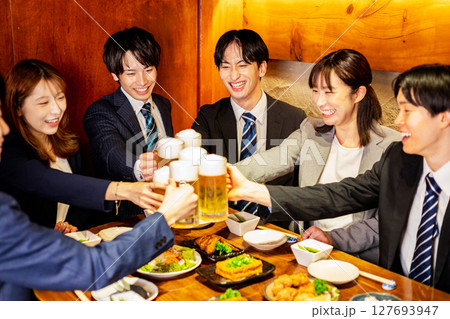 居酒屋で飲み会 居酒屋で飲み会 127693947