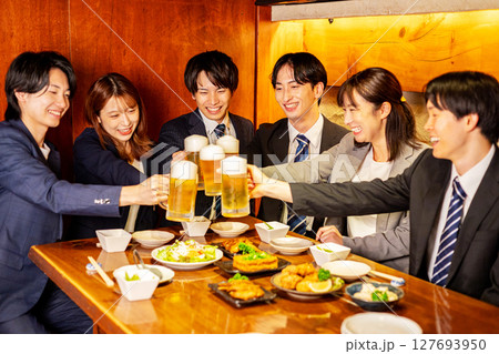 居酒屋で飲み会 127693950