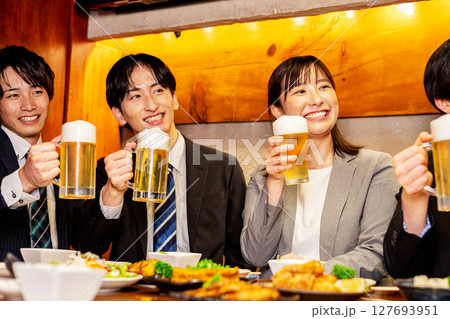 居酒屋で飲み会 127693951