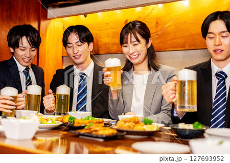 居酒屋で飲み会 居酒屋で飲み会 127693952