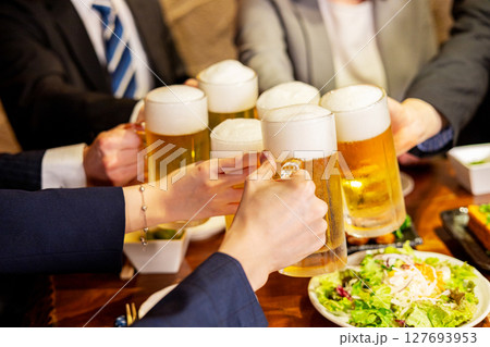 居酒屋で飲み会 居酒屋で飲み会 127693953