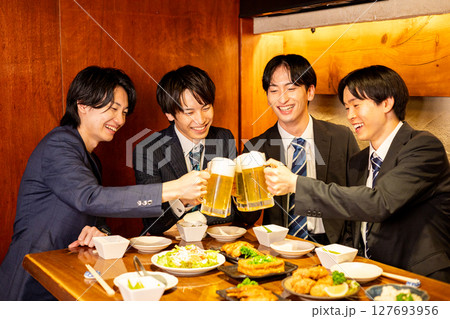 男性だけの居酒屋で飲み会 127693956