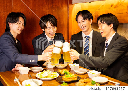男性だけの居酒屋で飲み会 127693957