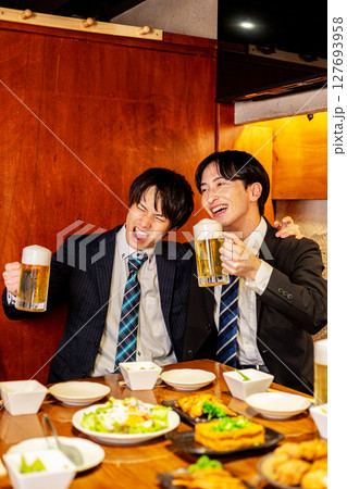 男性だけの居酒屋で飲み会 127693958