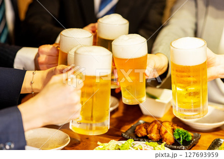 居酒屋で飲み会 127693959