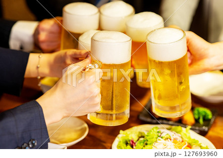 居酒屋で飲み会 居酒屋で飲み会 127693960