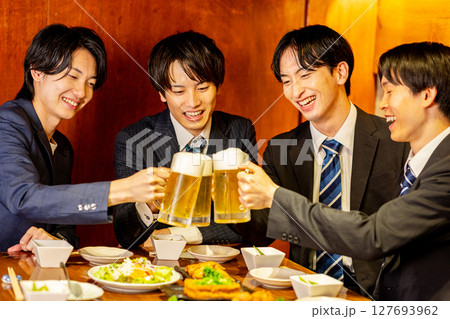 男性だけの居酒屋で飲み会 男性だけの居酒屋で飲み会 127693962