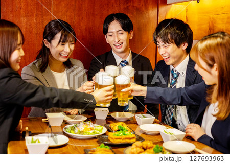 居酒屋で飲み会 127693963
