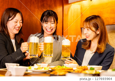女性のみ 居酒屋で飲み会 女性のみ 居酒屋で飲み会 127693964