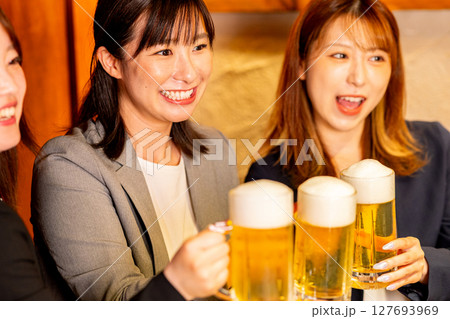 女性のみ 居酒屋で飲み会 女性のみ 居酒屋で飲み会 127693969