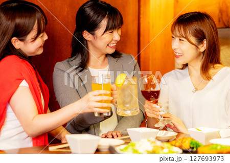 女子会　居酒屋で飲み会 127693973