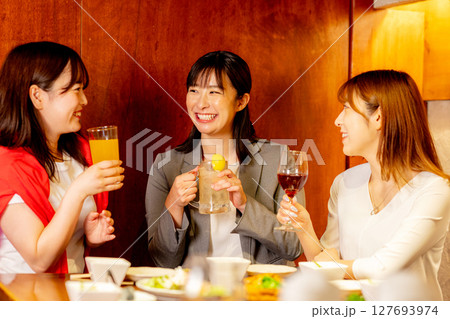女子会　居酒屋で飲み会 127693974
