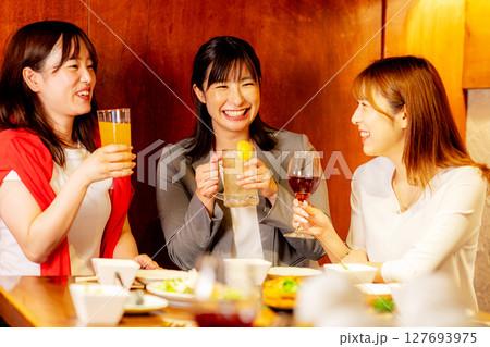 女子会　居酒屋で飲み会 127693975