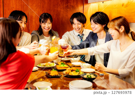 居酒屋で飲み会 127693978