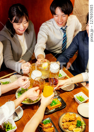 居酒屋で飲み会 居酒屋で飲み会 127693985