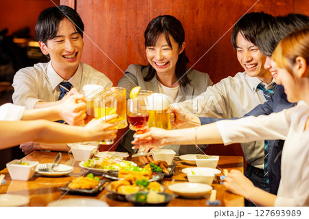 居酒屋で飲み会 127693989
