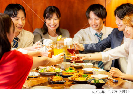 居酒屋で飲み会 居酒屋で飲み会 127693990