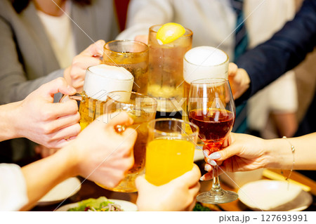 居酒屋で飲み会 居酒屋で飲み会 127693991