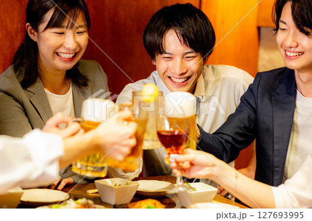 居酒屋で飲み会 127693995