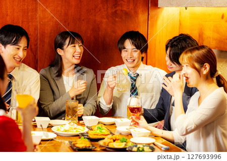 居酒屋で飲み会 127693996