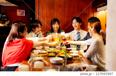 居酒屋で飲み会 居酒屋で飲み会 127693997