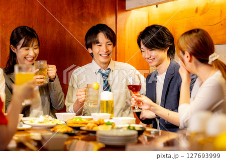 居酒屋で飲み会 127693999