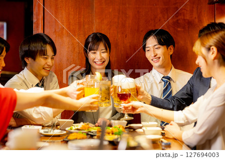 居酒屋で飲み会 居酒屋で飲み会 127694003