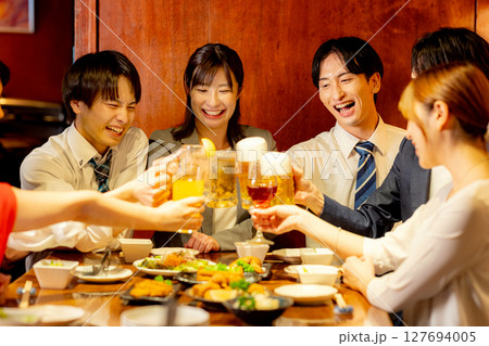 居酒屋で飲み会 127694005