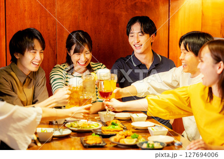 大学生の居酒屋で飲み会 127694006
