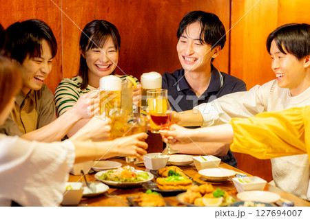 大学生の居酒屋で飲み会 127694007