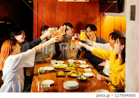 大学生の居酒屋で飲み会 大学生の居酒屋で飲み会 127694008