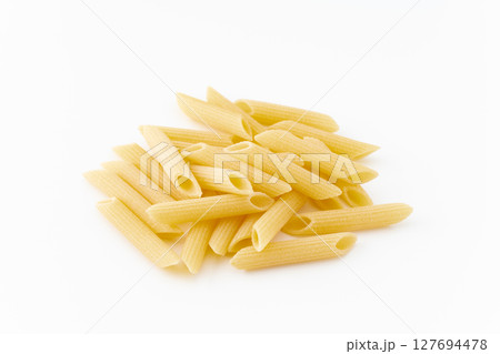 白背景にペンネ（リガーテ） 127694478