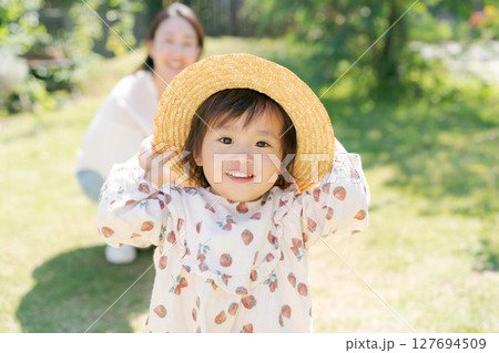 公園で遊ぶ親子 127694509