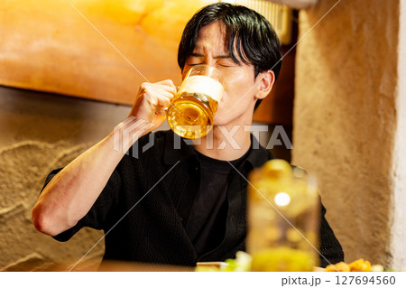 ビールを飲む男性 ビールを飲む男性 127694560