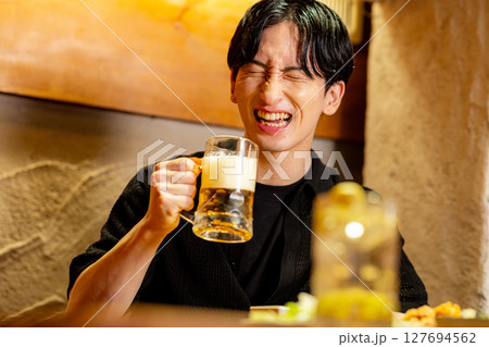 ビールを飲む男性 127694562