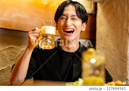 ビールを飲む男性 127694563