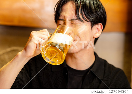 ビールを飲む男性 127694564