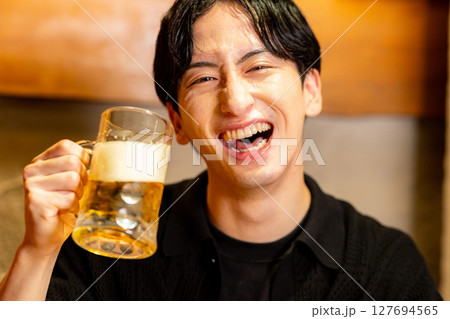 ビールを飲む男性 127694565