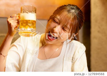 ビールを飲む女性 ビールを飲む女性 127694568