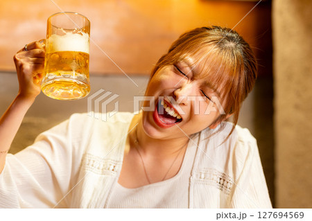 ビールを飲む女性 127694569
