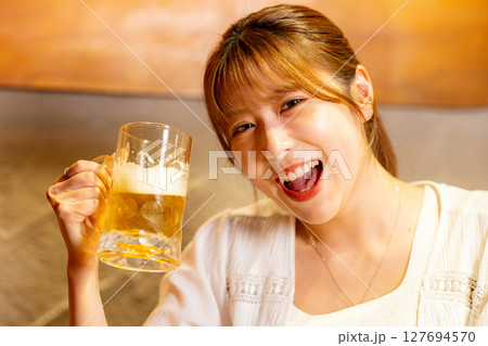 ビールを飲む女性 127694570