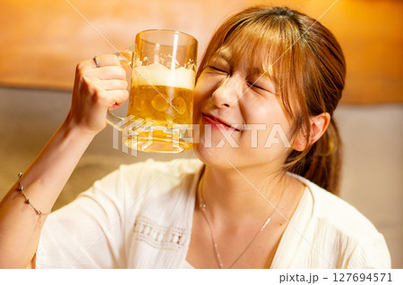 ビールを飲む女性 127694571