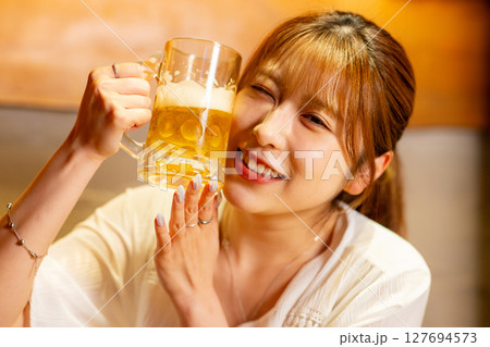 ビールを飲む女性 127694573