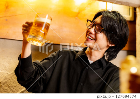 ビールを飲む男性 127694574