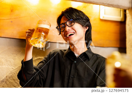 ビールを飲む男性 127694575