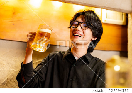 ビールを飲む男性 127694576