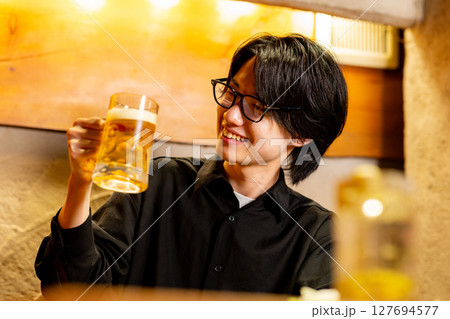 ビールを飲む男性 127694577