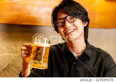 ビールを飲む男性 127694578