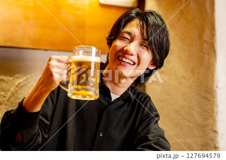 ビールを飲む男性 127694579